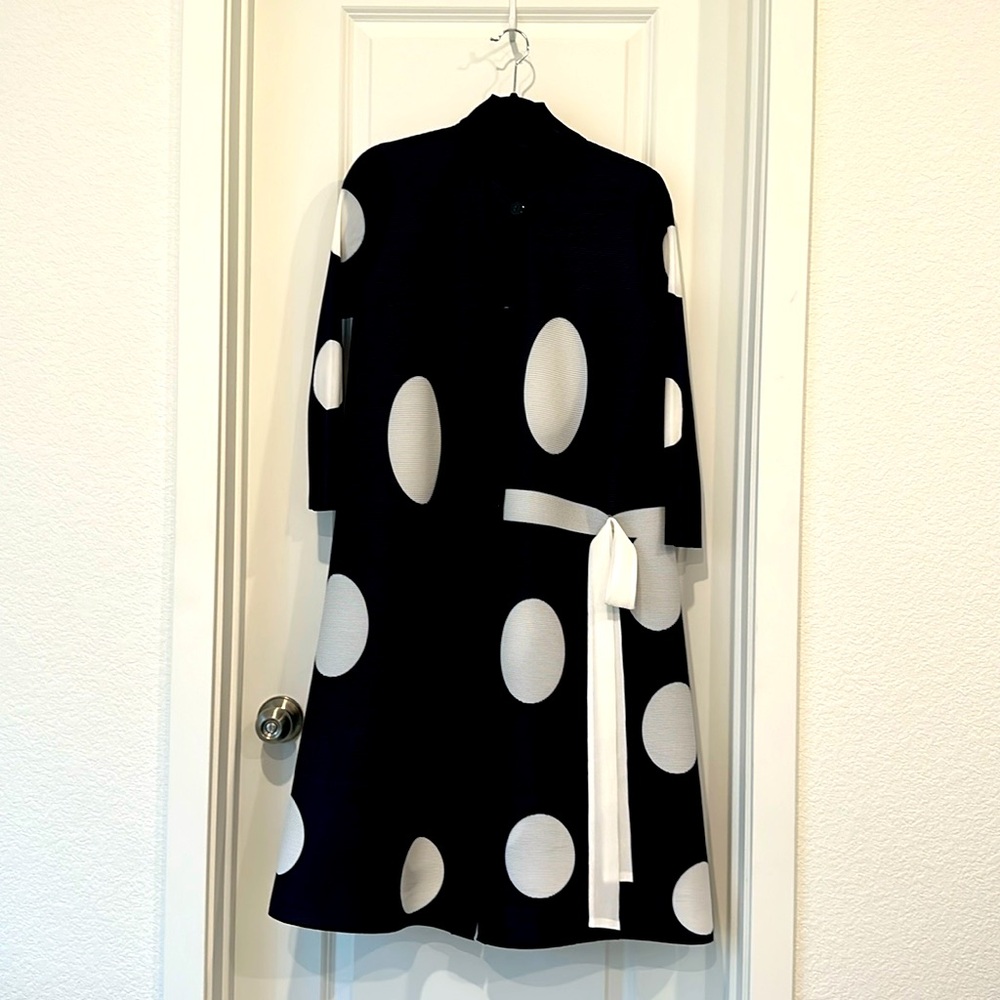 Ladies black and white dress jacket / Top